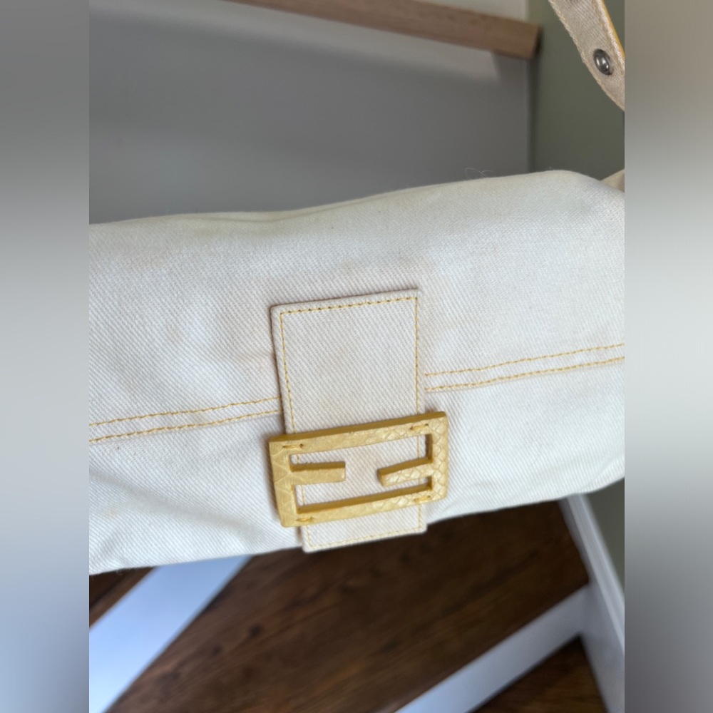 Auth🤍Vintage Fendi baguette. White/Beige.🐍Snakeskin - Picture 3 of 17